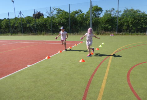 Sportovní aktivity na víceúčelovém hřišti